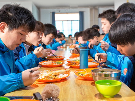 富平学生用餐
